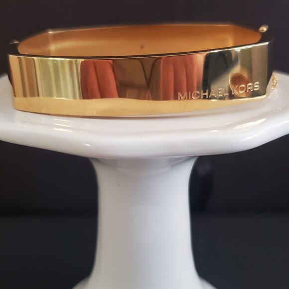 Michael Kors Hinged Bangle Rectangular Yellow‎ Gold Tone Safety Clasp Signed NWT - Picture 1 of 10
